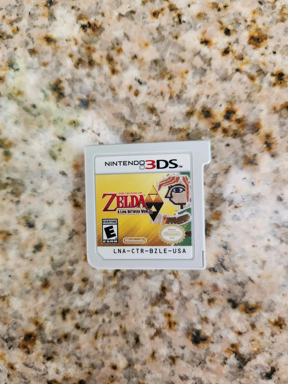 Nintendo 3DS Zelda: A Link Between Worlds Game Card - White & Yellow Label